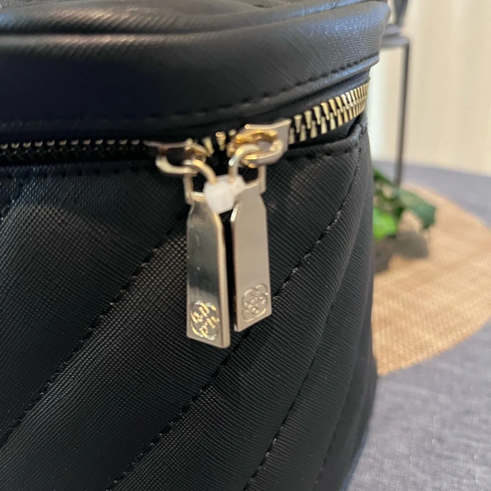 Daisy Fuentes elegant black
